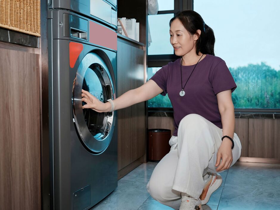 Using Vinegar in Laundry: 5 Benefits for Your Clothes